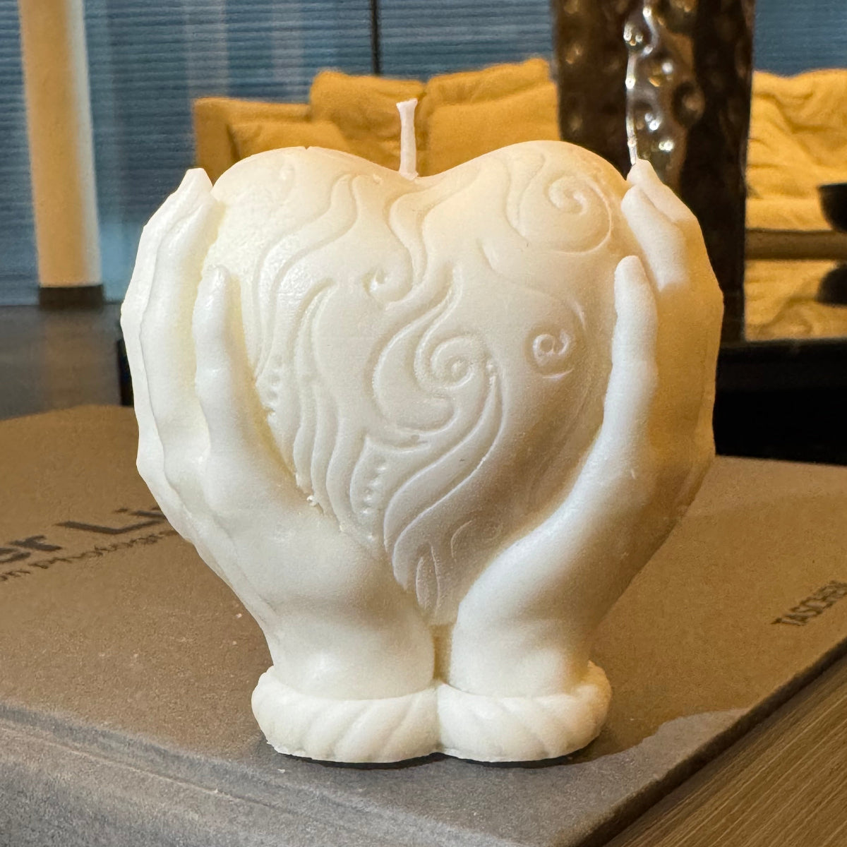 Vela Escultura Corazón en las Manos Aromática